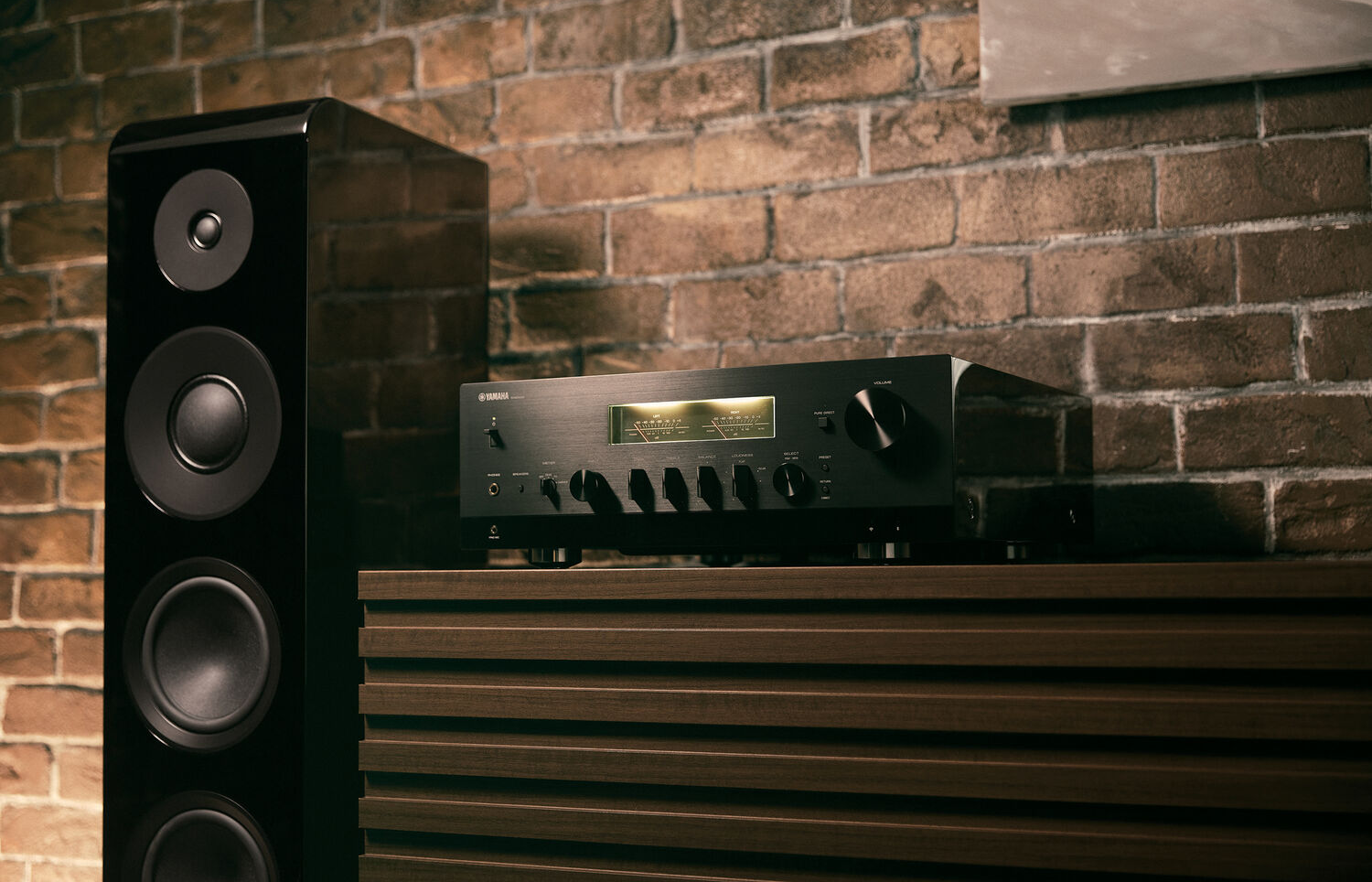  R-N2000A network receiver and NS-2000A floor-standing 3-way speaker