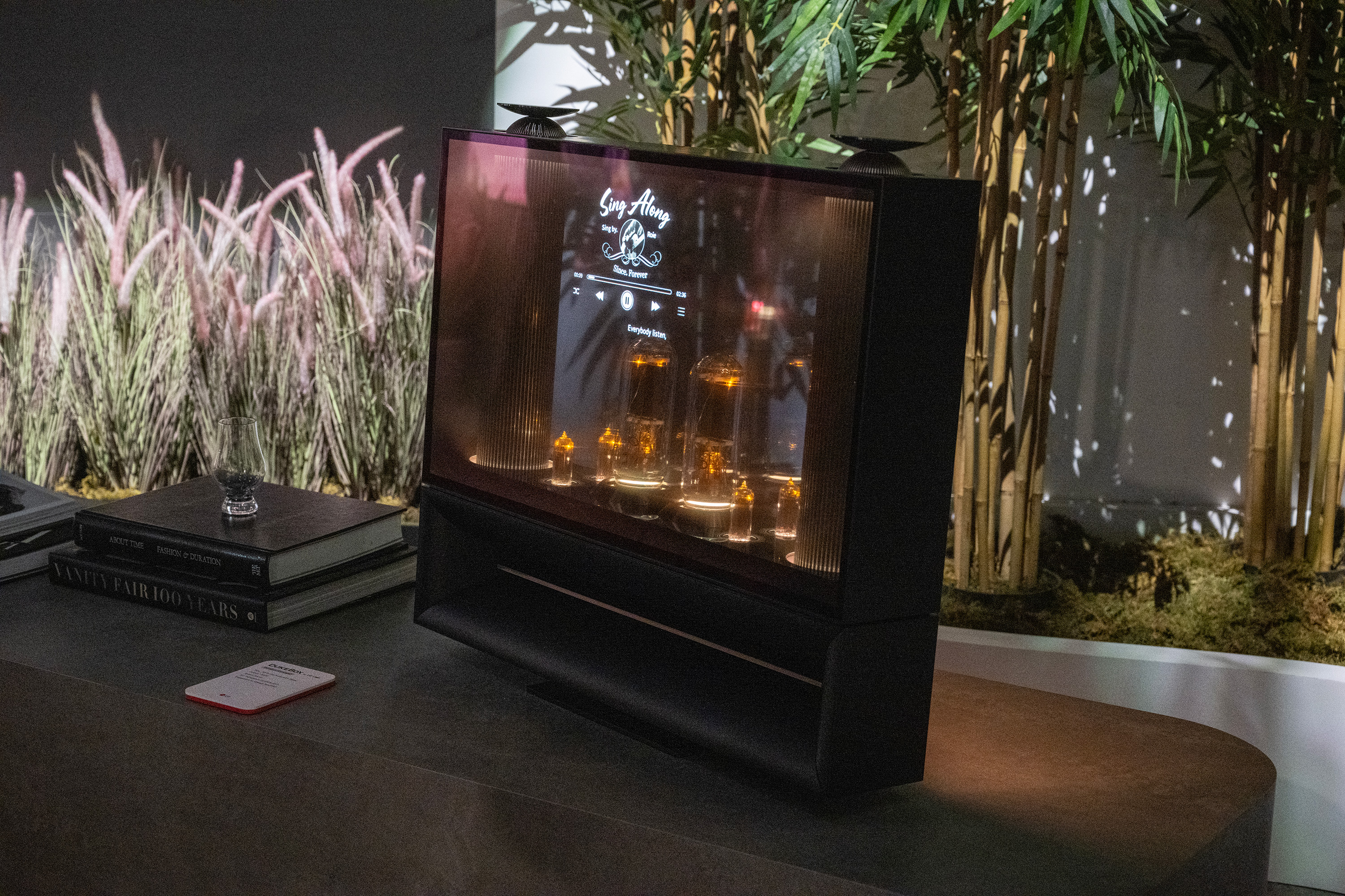 The Dukebox is a 360° speaker with a transparent OLED panel that reveals a tube amplifier on the inside.