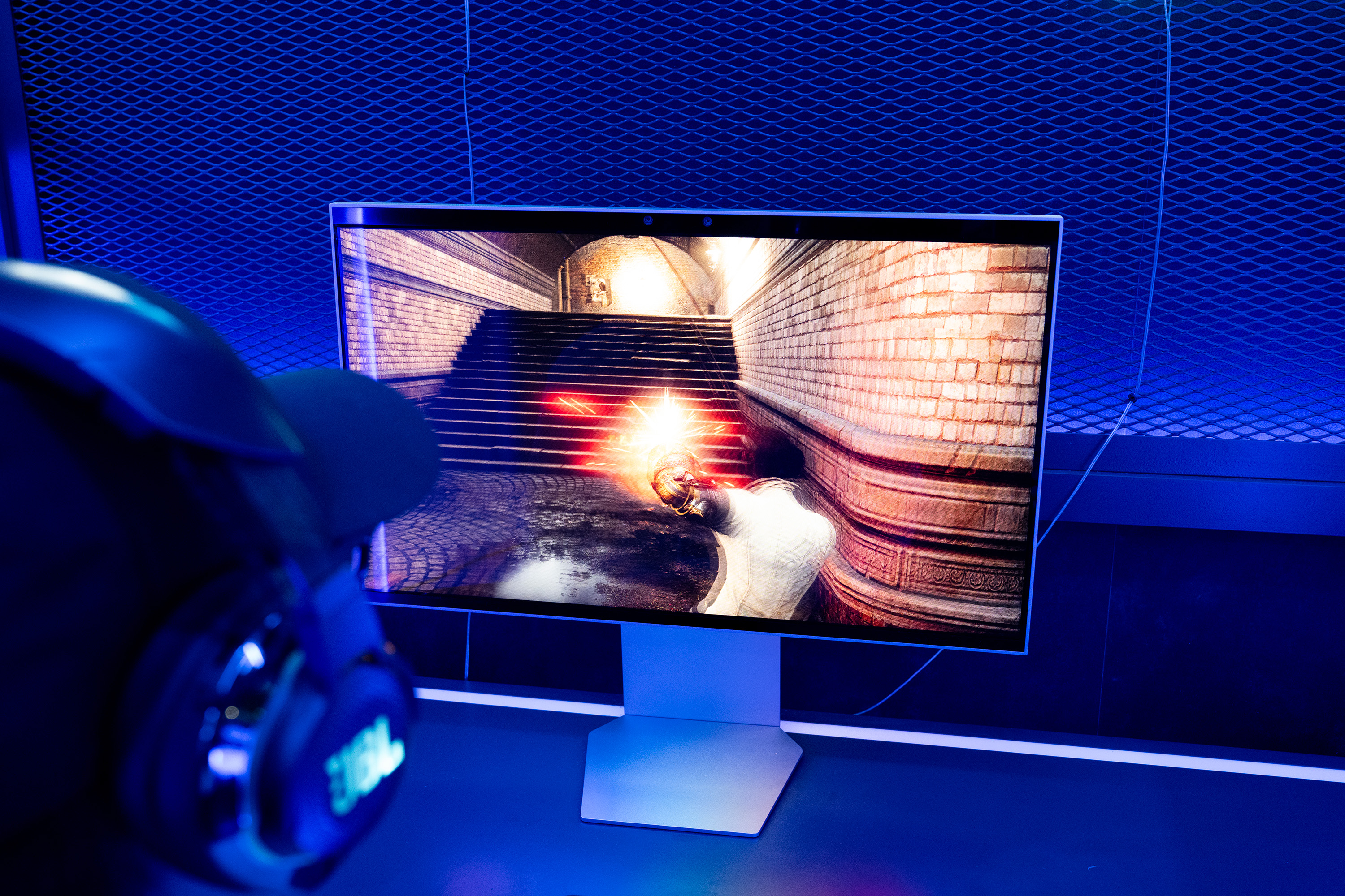 Glasses-Free 2D/3D Monitor