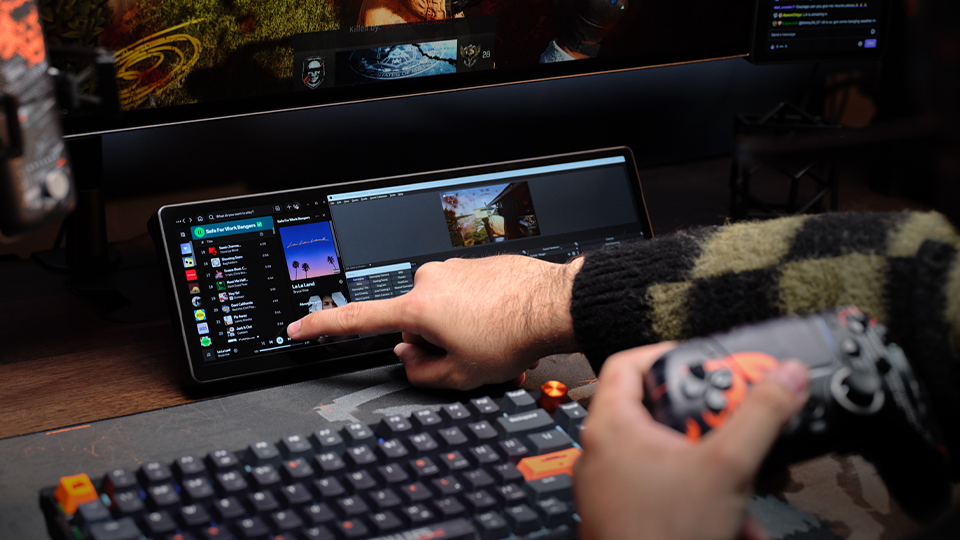 Corsair XENEON EDGE 14.5 Multi Touch Display Streaming