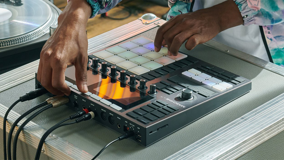 Native Instruments MASCHINE+ Standalone Production and Performance Instrument