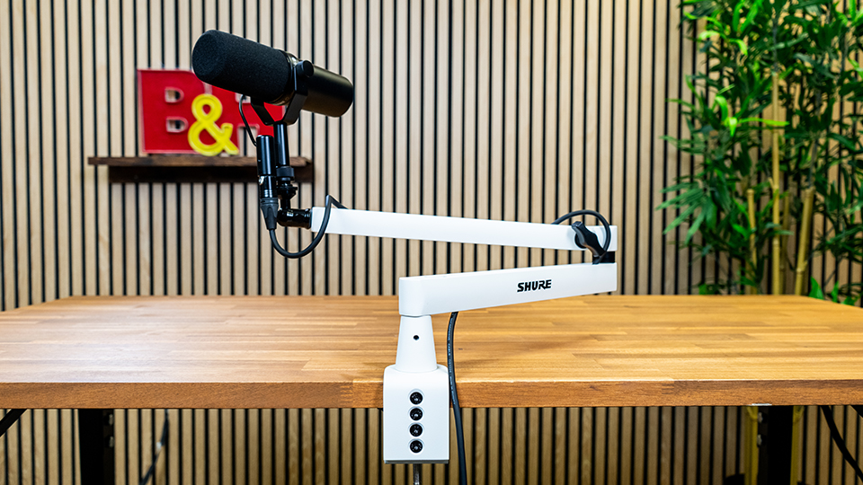 Shure by Gator Boom Arm Microphone Stand hides any unsightly or cluttered cabling