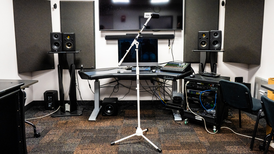 Shure by Gator Tripod Microphone Stand with Telescoping Boom