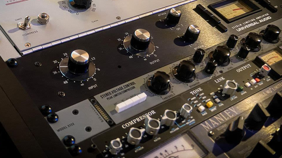 API AUDIO 2500+ Stereo Bus Compressor