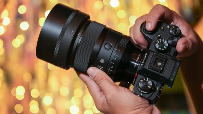 Sigma 85mm f/1.2 DG Art lens in use
